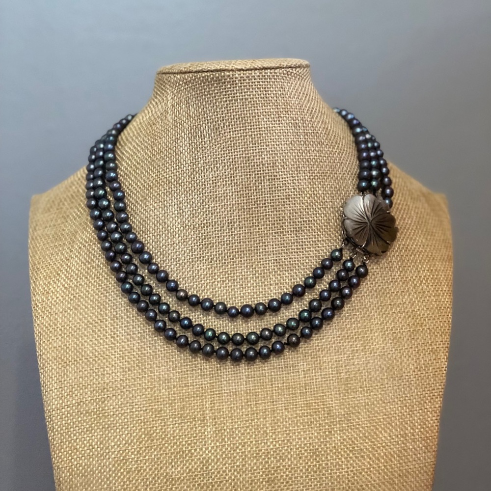 NWOT Black Pearl Necklace with Mother of Pearl